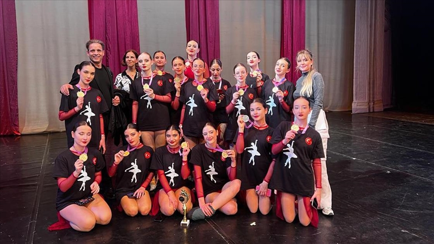 Türk dansçılar Kuzey Makedonya’daki yarışmada birincilik elde etti