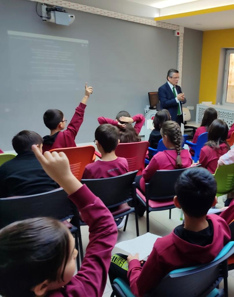 Prof. Dr. Ali Alaş, TÜBiTAK desteği ile MEB’e bağlı okullarda Bilim Söyleşileri yaptı.