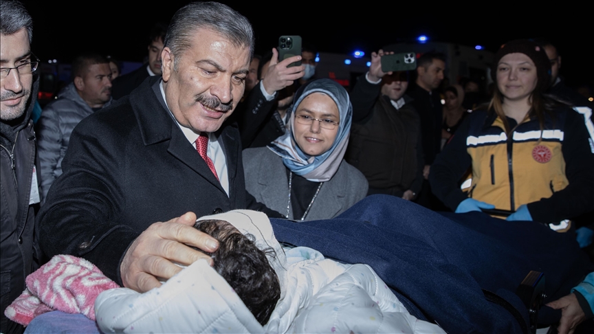 Sağlık Bakanı Koca Türkiye’ye getirilen Gazzeli hastaları havaalanında karşıladı