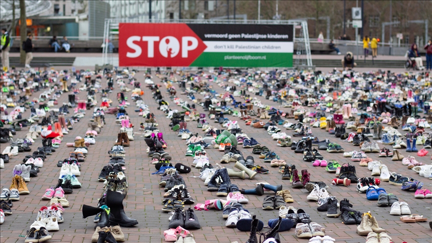 Hollanda’da, İsrail’in katlettiği Filistinli çocuklar için yaklaşık 8 bin çift ayakkabı bırakıldı