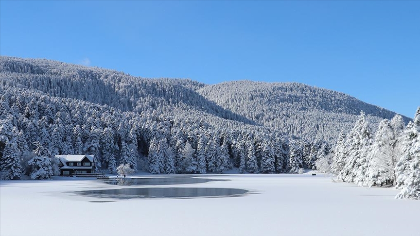 Gölcük Tabiat Parkı’ndaki gölün yüzeyi buz tuttu