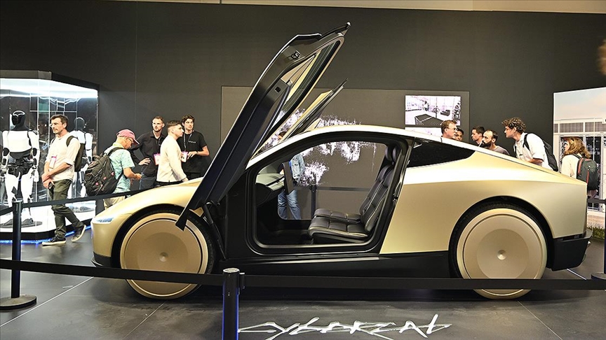 Musk’ın sürücüsüz taksi hizmeti sunacak aracı Cybercab, VivaTech’te görücüye çıktı